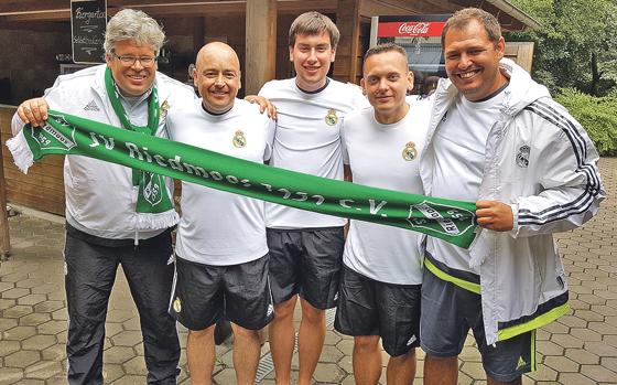 Organisierten das Fußballcamp (von links): Stefan Kohfahl, Stefan Richinger, Maximilian Richinger, Robin Redweik und Ivan Guerrero.	Foto: Verein