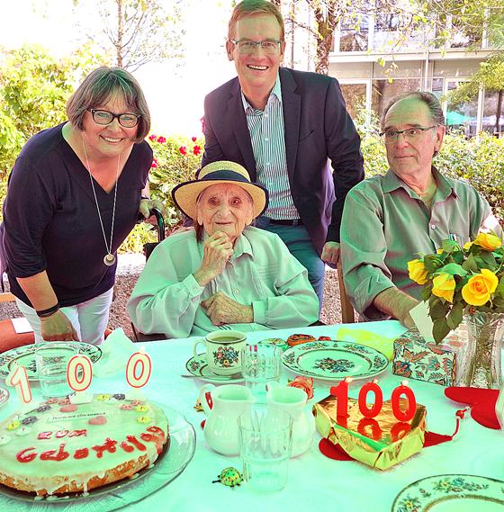 Anita Ried (Tochter), die Jubilarin Maria Ried, Thomas Reichel (3. Bürgermeister) und Sohn, Anton Ried (von links nach rechts).	Foto: privat