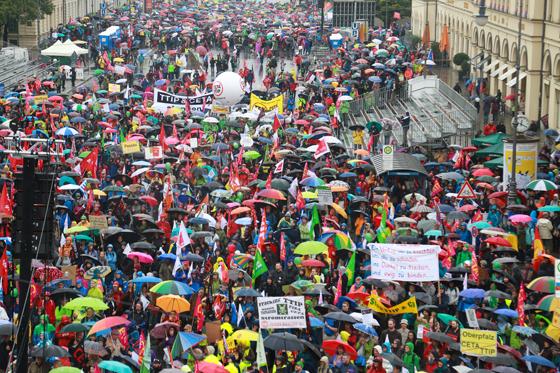 Trotz Regens und trotz Oktoberfest kamen über 20.000 Menschen auf den Odeonsplatz, um zu demonstrieren  CETA und TTIP zum Trotz.	Foto: David Brill, CC BY-NC-SA 2.0