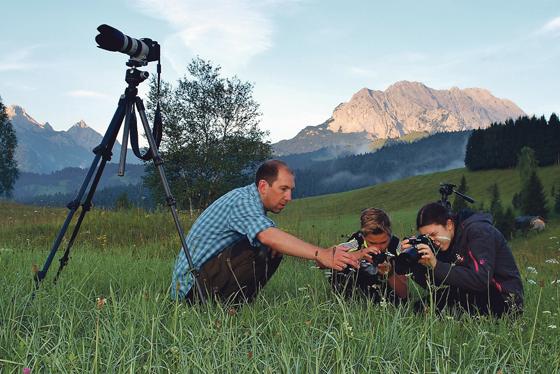 Naturfotograf Florian Möllers mit den früheren Preisträgern Florian Bauer und Paula Schäfer beim ­Fotoworkshop in Mittenwald.	Foto: VA