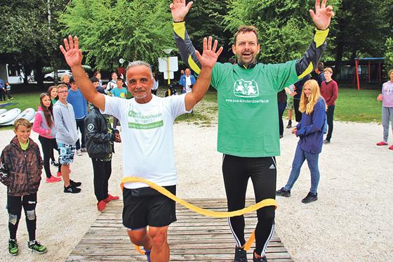 Ankunft am Caldenazzosee: 400 Kilometer über die Alpen hatten Läufer Walter Ferrari (li.) und seine Begleitung Jens Häusler in den Knochen.	Foto: privat