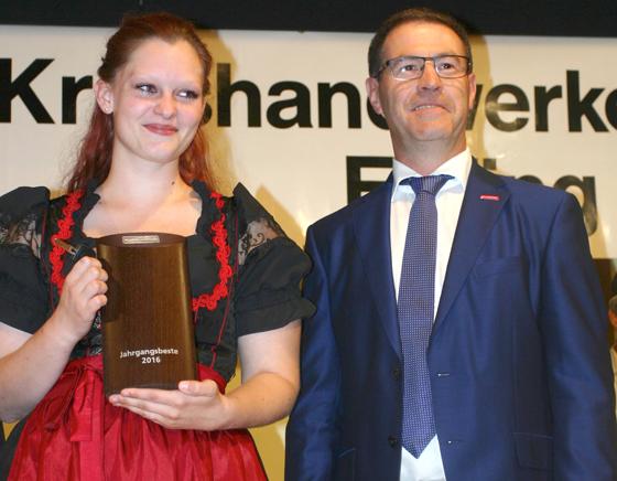 Stefanie Rösch aus Inning am Holz erhielt heuer den Handwerker-Oskar aus der Hand von Kreishandwerksmeister ­Rudolf Waxenberger.	Foto: kw