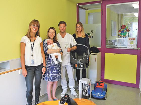 Kinderarzt Dr. med. Florian Bauer (Mitte) bedankt sich herzlich bei BMW für die schöne Sachspende für den Harl.e.kin-Adventsbasar. 	Foto: VA