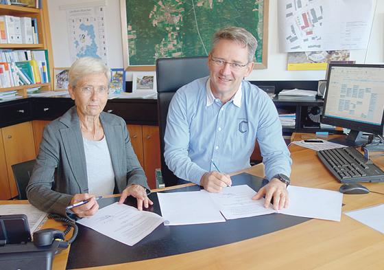 Bürgermeister Stefan Kern und vhs-Vorsitzender Waldtraud Specker unterzeichneten die Vereinbarung zum Zusammenschluss der Volkshochschulen.   F.: VA