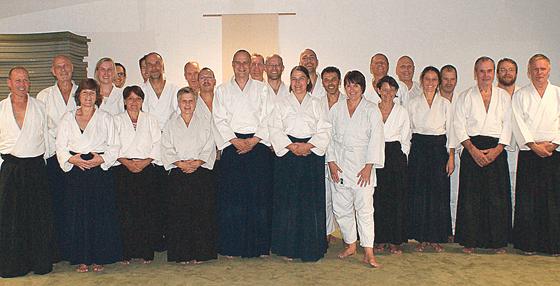 Seit 20 Jahren besteht nun die Aikido-Gruppe beim TuS Holzkirchen. Das muss gefeiert werden.	Foto: VA