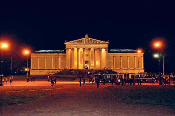 Der feierlich beleuchtete Königsplatz ist eins der großen Zentren in der »langen Nacht der Museen«. Foto: Maren Köhler (c)