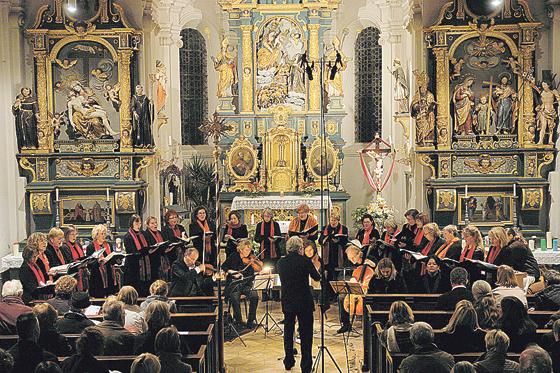 Ein festliches Konzert bestreiten die Sängerinnen in der Barockkirche in Möschenfeld. 	Foto: VA