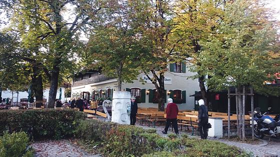 Im Ayinger Bräustüberl wird der Kirta-Montag mit Bier und Musi zünftig gefeiert.	Foto: Stefan Dohl