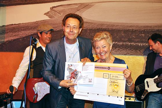 Präsidentin Barbara Klingan überreichte Stephan Dauer, dem Leiter des Salberg- hauses, einen Scheck in Höhe von 20.000 Euro.	Foto: privat
