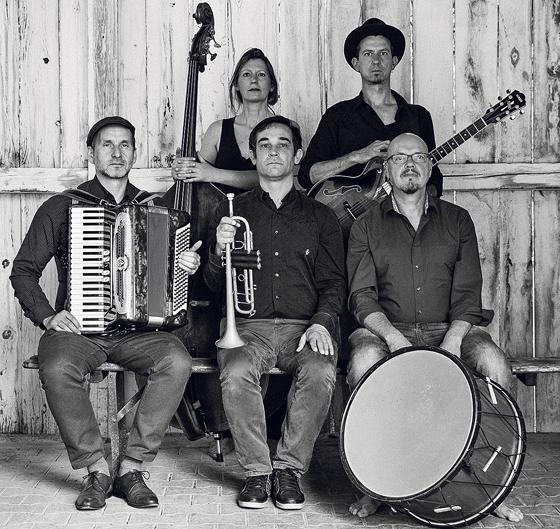 Die Band »FEI SCHO« stellt ihr aktuelles Album »Aussegrasn« bei »Moosach Live« vor. Die fünf Musiker treten im Pelkovenschlössl auf.	Foto: VA