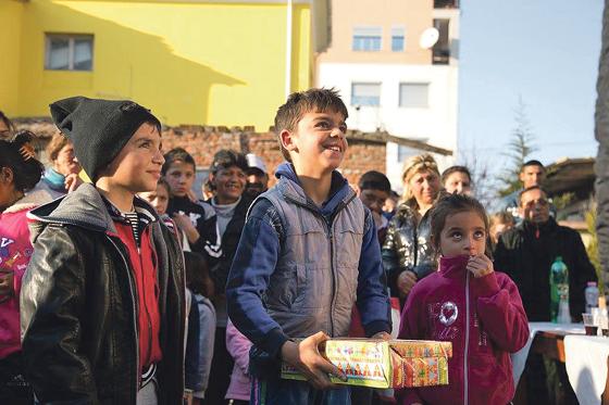 Ein Lächeln, das mehr als tausend Worte sagt: Albanische Kinder bei der »Bescherung«.	Foto: ADRA