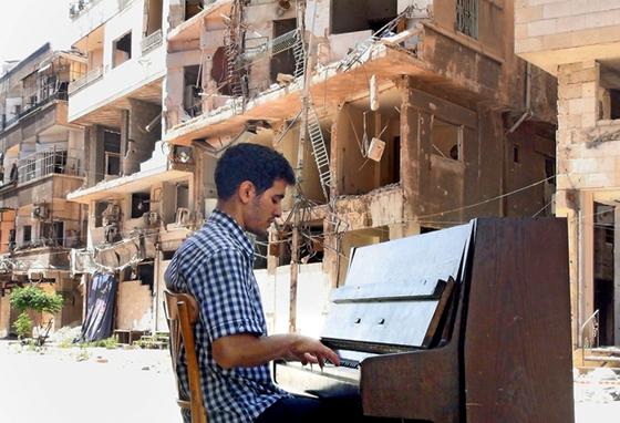 Der palästinensisch-syrische Pianist Aiham Ahmed spielte vor den Ruinen in Syrien. Am Aktionstag erzählt er die Geschichte seiner Flucht.	Foto: privat