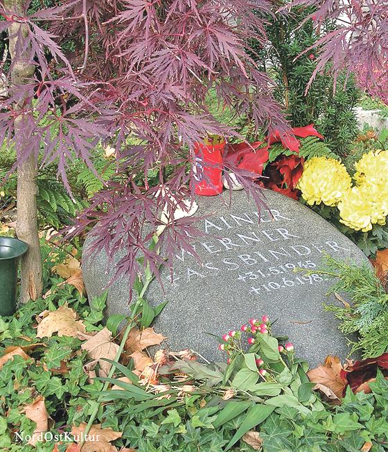 Das Grab von Rainer  Werner Fassbinder auf dem Friedhof St. Georg. 	Foto: NordOstKultur