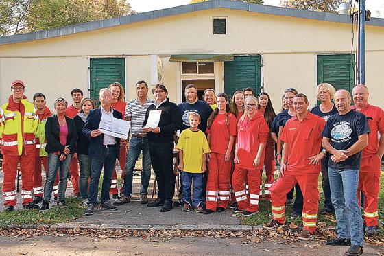 Die Oberföhringer Lebensretter von der DLRG (rot) freuten sich über den Maria-Nindl-Preis.	Foto: Verein