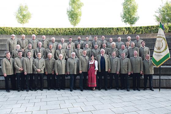 Seinen 111. Geburtstag feiert der Männergesangverein Aschheim mit einem zweitägigen Fest. Eine Besonderheit der Sänger ist ihre weibliche Chorleiterin: Conny Gohlke.	Foto: Herbert Wirtz