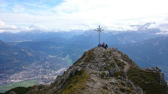 Der Kramergipfel thront hoch über Garmisch-Partenkirchen.	Foto: Stefan Dohl