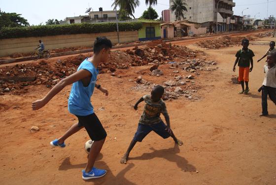 Wer die Welt verbessern will, muss dahin gehen, wo man etwas verbessern kann. Mit Straßenfußball lassen sich viele gesellschaftliche Werte vermitteln.	Foto: VA