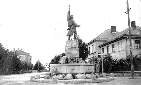 An diesem Monument kommt man in Moosach nicht vorbei: Das Kriegerdenkmal.  	Foto: Geschichtsverein
