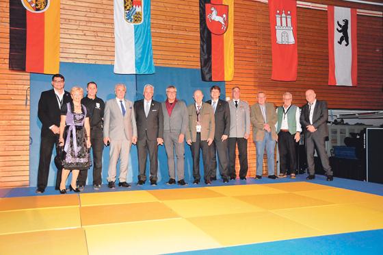 Die Ehrengäste und Festrednder der großen Ju-Jutsu-Gala, die kürzlich in Oberhaching stattgefunden hat. 	Foto: VA