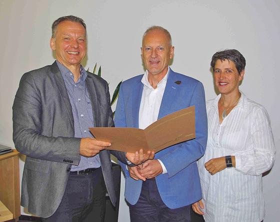 Bürgermeister Franz Heilmeier (links) und die Personalratsvorsitzende Margarete Heim bedankten sich bei Eduard Sczudlek. 	Foto: VA