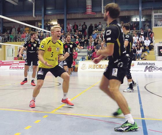 Matthias Schütze (gelb) und seine Volleyballer boten eine ansprechende Leistung. 	Foto: Volleyball Grafing