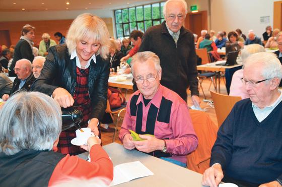 Bürgermeisterin Gabriele Müller schenkt fleißig Kaffee aus bei einer vergangenen Senioren-Info-Veranstaltung.	Foto: Gemeinde Haar