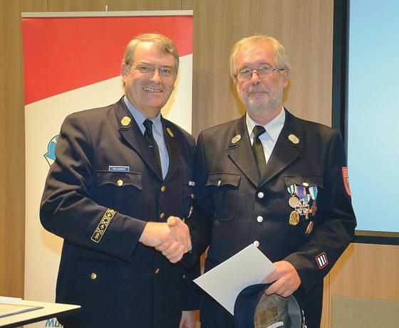 Kreisbrandrat Josef Vielhuber (links) gratulierte Rudolf Naisar zum Deutschen Feuerwehr-Ehrenkreuz in Silber. 	Foto: VA
