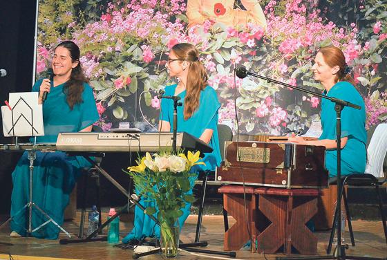 Die drei Damen von »Blue Flower« setzen das Seminar in den kontemplativen Rahmen. 	Foto: VA