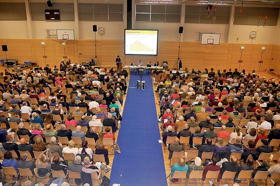 Rund 500 Bogenhauser kamen zur Bürgerversammlung in die Turnhalle des WHG. Durch den Abend führte SPD-Stadträtin Birgit Volk.	Foto: ahi
