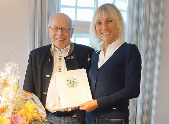 Bürgermeisterin Gabriele Müller bedankt sich bei Hans-Jürgen Wuttke für seinen unermündlichen Einsatz für die Haarer Rentenberatung.	Foto: Gemeinde Haar