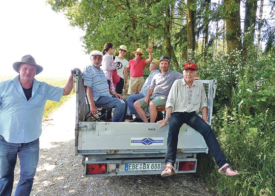 Mitglieder des BVS auf einer der Hofführung im  Grafinger Umland. 	Foto: Transition Town Initiative