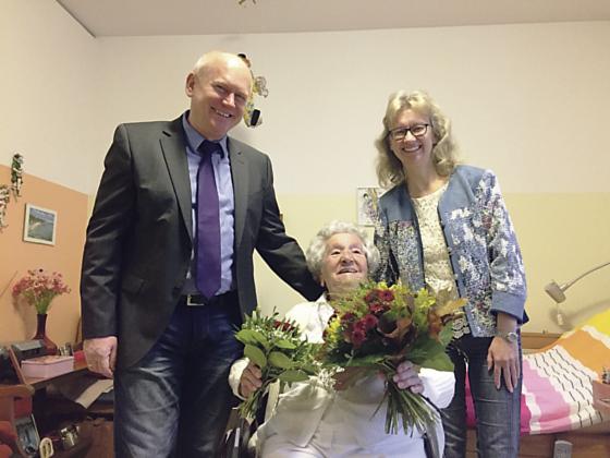 Paula Köppl (Mitte) freute sich über die Glückwünsche, die der Direktor des Pflegeheims Kursana Domizil Pullach, Vlado Bjelkanovic, sowie Stadträtin Bettina Messinger überbrachten.	Foto: SPD München