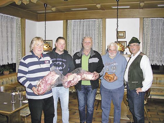 Der Trachtenverein Seetaler präsentiert die glücklichen Gewinner der Schafkopfturniers.	Foto: VA