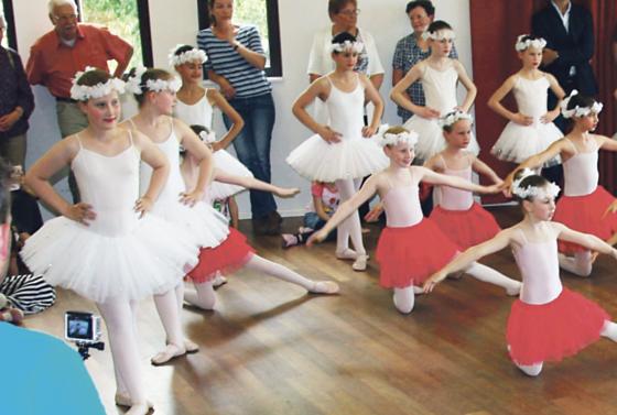 An der Ballett-Schnupperstunde des Familienzentrums Poing können Mädchen und Jungen ab viereinhalb Jahren teilnehmen. 	Foto: VA