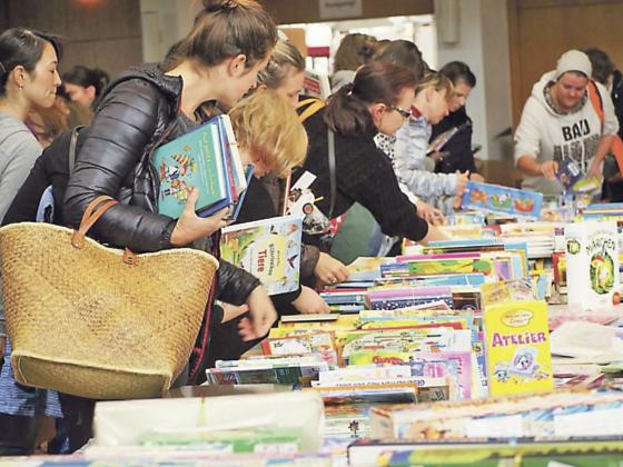 Von Büchern bis zum Spielzeug: Beim Kinderbasar gibt es allerhand rund ums Kind.	Foto: Sophie Kompe