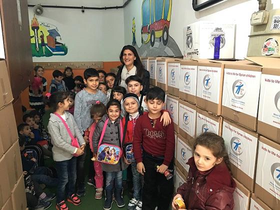 Aynur Gündüz mit Kindern der Schule von Schulleiterin Sanabl Marandi in Kücükcekmece.	Foto: VA