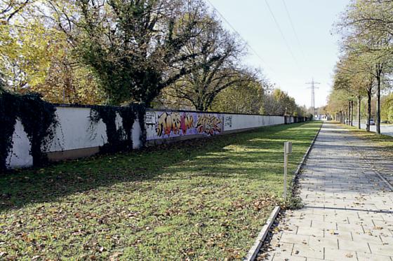 Auf dem Areal der ehemaligen Bayernkaserne (hinter der Mauer) an der Heidemannstraße sollen zwei Schulstandorte entstehen. 	Foto: ch