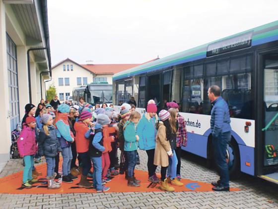 Der »Tote Winkel« ist die gefährlichste Situation beim Einsteigen der Kinder in den Bus. 	F: Otto Hartl