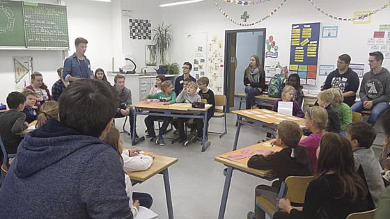 Die Gymnasiasten bringen den Grundschülern Diskussionskultur nahe.	Foto: AFG