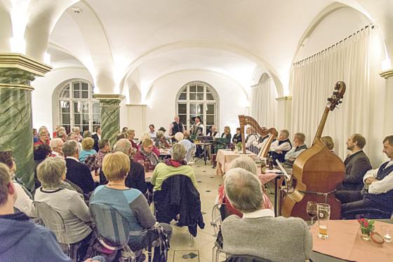 Feierliches Ambiente und volkstümlich-traditionelle Musik im Fuggersaal des Wasserschlosses.	Foto: VA