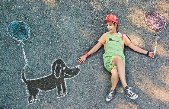 Die kleine Kim und ihr treuer Gefährte: Der (zunächst) fiktive Hund Charlie.	Foto: Theater Sturmvogel