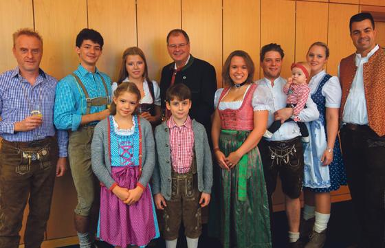Bürgermeister Wolfgang Panzer freute sich die Prinzenpaare in Unterhaching begrüßen zu dürfen: Lena Himmer und Yonathan Hecker sowie als Kinderprinzenpaar Leonie und Kilian. Zur Vorstellung wurden sie vom Vorstand der Faschingsgesellschaft begleitet. F:hw