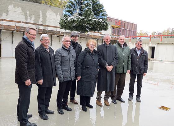 Die Verantwortlichen freuten sich über die Fertigstellung des Rohbaus in Ottobrunn.	Foto: LRA München