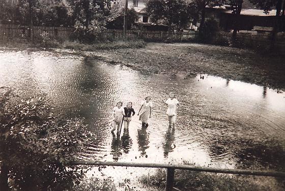 Kirchtruderinger Staße 9, 1940, der Hüllgraben überschwemmt Trudering.	Foto: VA