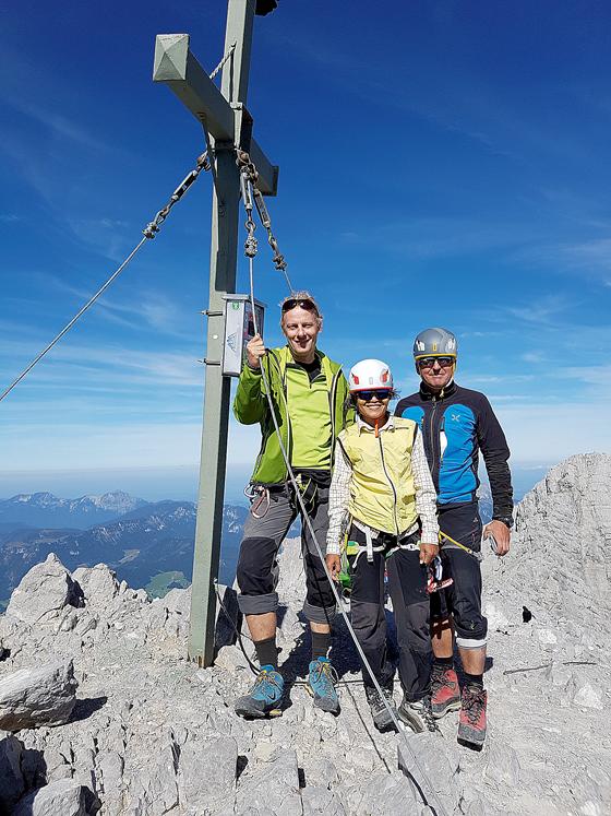 Thomas Krammer (li.), Wannee Schneider und Peter Schneider auf der Südspitze des Watzmanns.	Foto: privat