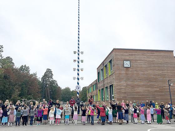Die Schulkinder feierten begeistert die »Kloane Wiesn«. 	Foto: Verena Engelhardt