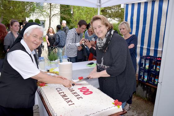 Heimleiterin Sabine Kotrel-Vogel (r.) schnitt gemeinsam mit ihrer Vorgängerin Schwester Gabriele Löffler eine Torte zum 100. Geburtstag des Kinderheimes an.	Foto: Gabriele Riffert
