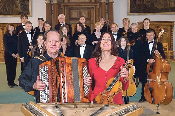 Da haben sich drei gefunden: Rudi Zapf, Sunny Howard und das Augsburger Kammerorchester geben gemeinsam ein Weihnachtskonzert.	Foto: privat