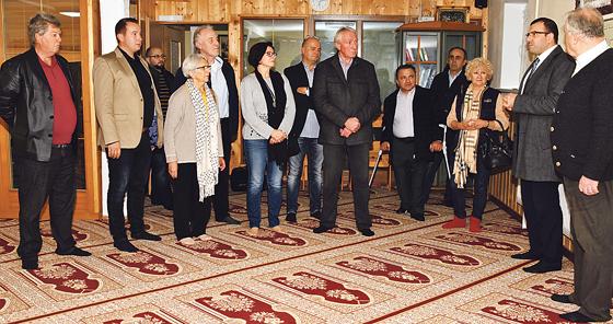 Eine 15-köpfige Delegation der CSU Hallbergmoos-Goldach besuchte vor kurzem die Moschee im Birkenweg.			Foto: CSU Hallbergmoos-Goldach