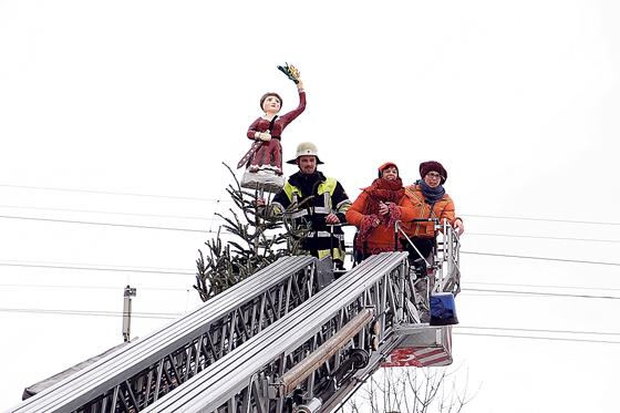 Die Feuerwehr unterstützt die Baum-Schmücker bei ihrer Arbeit.	Foto: BI